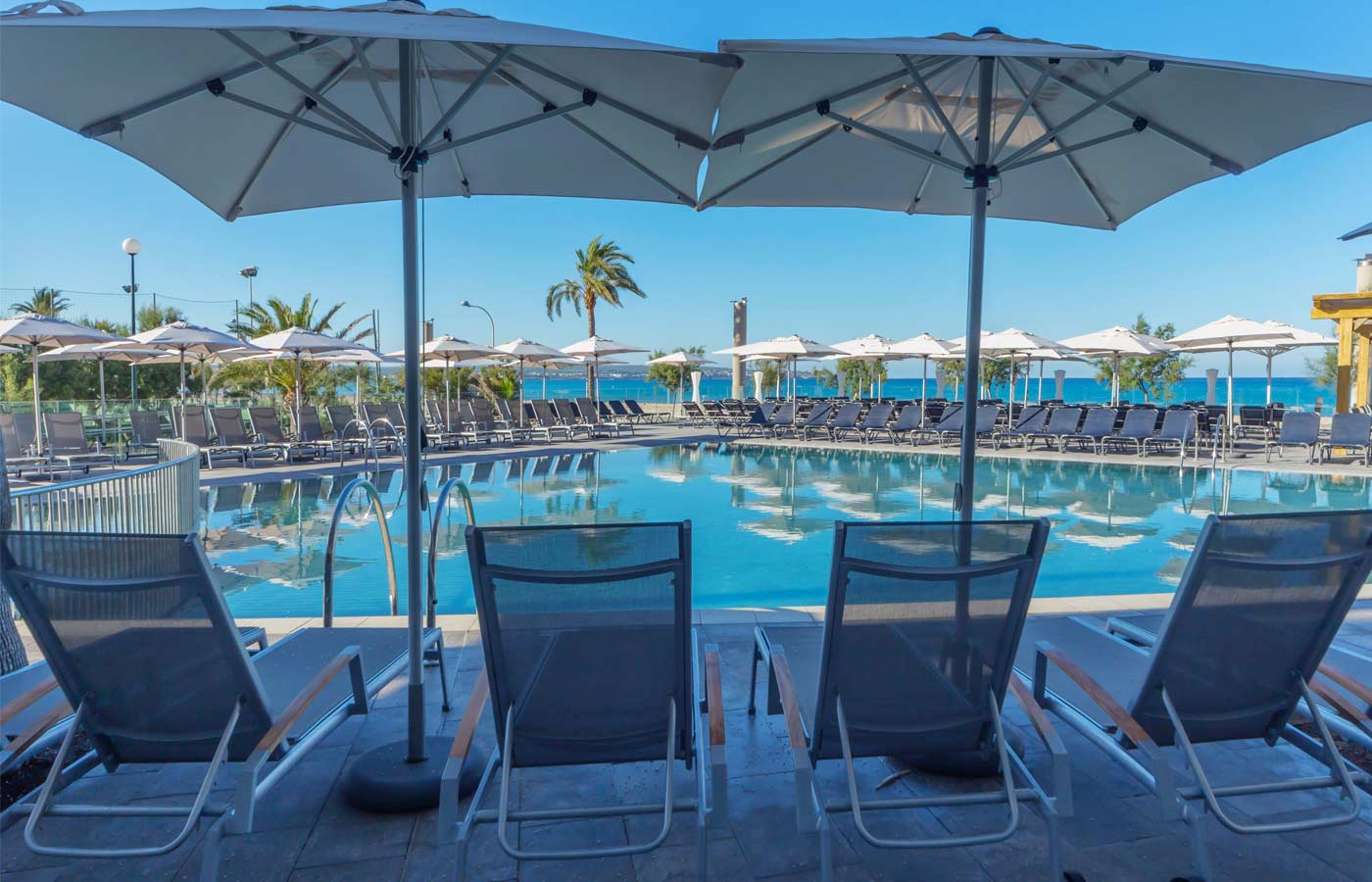 aparthotel fontanellas playa schwimmbad liegestühle aparthotel fontanellas playa schwimmbad liegestühle